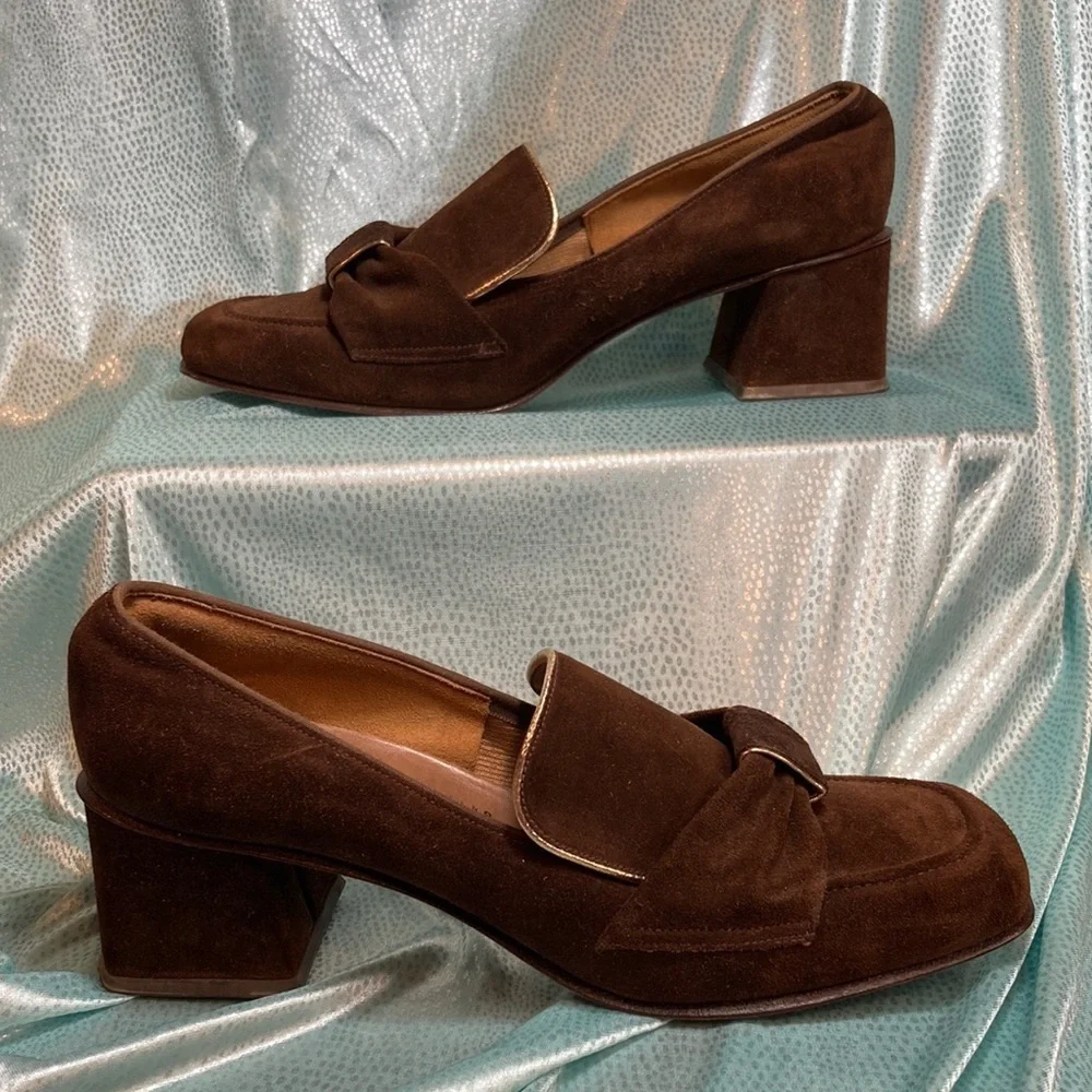 Vintage 70’s brown suede w/gold edge block heel pumps.‎ “Kushins”. 3. Size 6n
